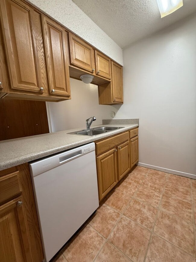 Building Photo - 126 Classic Ct