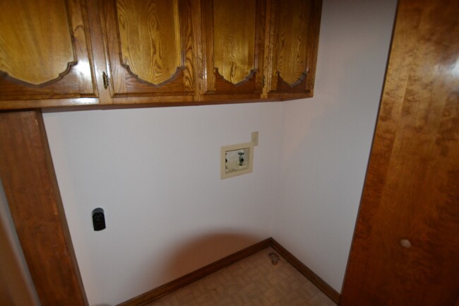 Building Photo - Newly updated 4 bedroom, 2 bath home in Me...