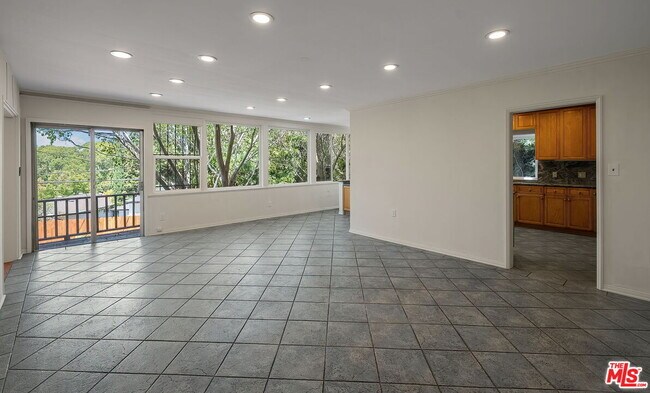 Building Photo - 9149 Hillsboro Dr