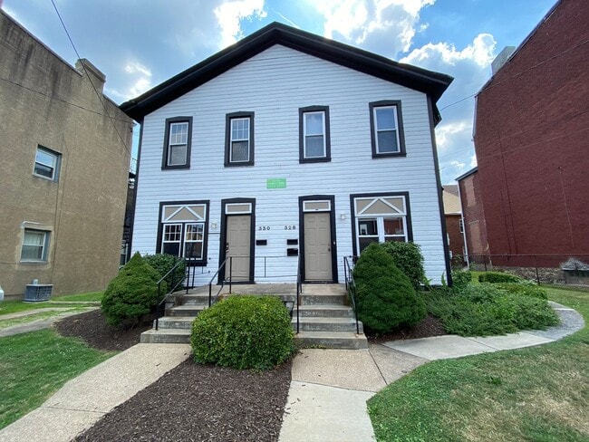 Building Photo - Stunning One Bedroom in Oakland! Second Floor Unit, Ample Natural Light & More!! Call Today!