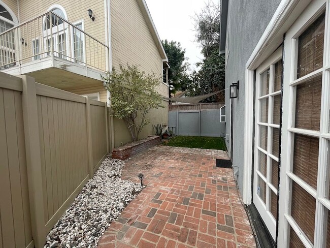 Building Photo - Newly Remodeled 3 bed 2.5 bath Long Beach ...