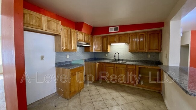 Building Photo - 700 W Calle Colado