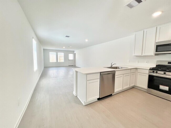 Building Photo - 3023 Mallorca Dr