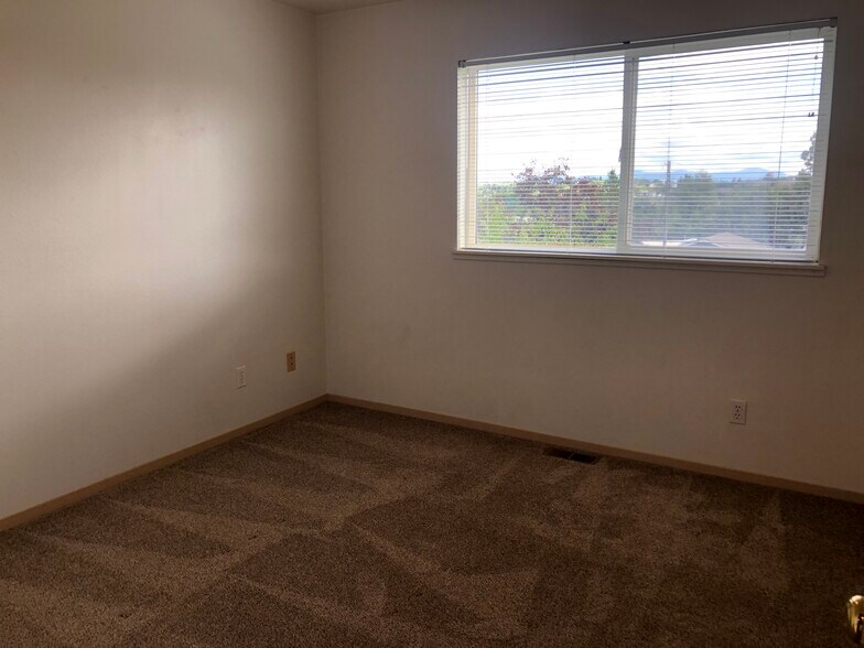 Building Photo - 504 SW City View St