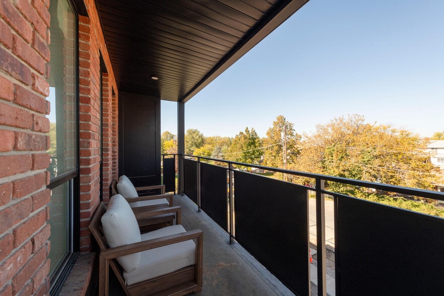 Building Photo - 884 E Rowley Dr