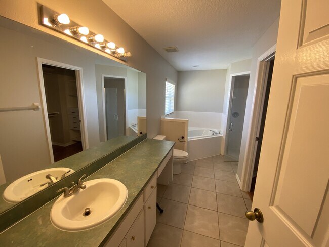 Building Photo - South Lakeland Home!