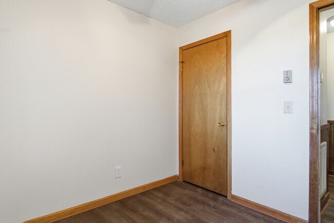 Building Photo - 3 bed, 1 bath.  Pet Friendly New remodel