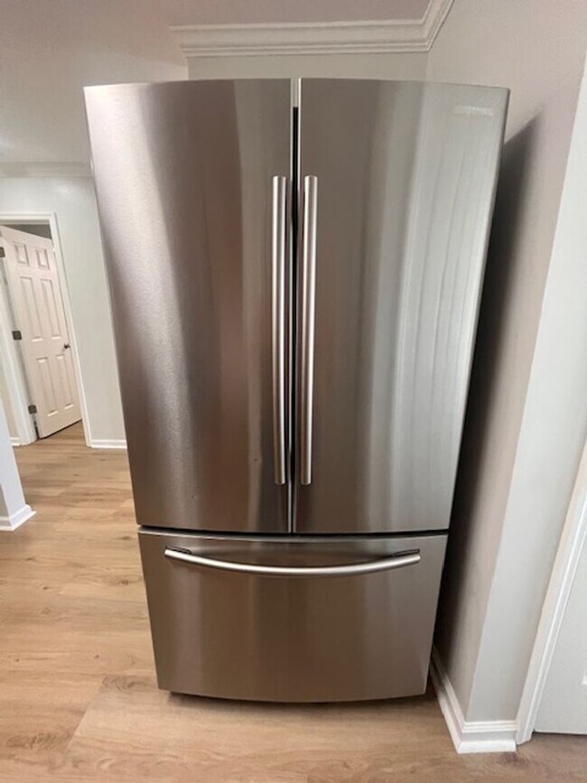 Building Photo - Conveniently located close to shopping, schools, etc.