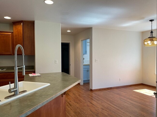 Building Photo - Stunning 3 Bedroom 2 Bath Home- Located in Friendly Central Point-Over 1600 Sq. Ft.