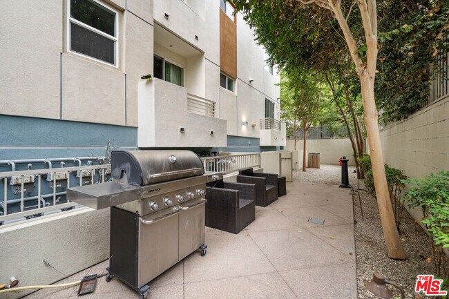 Building Photo - 436 S Virgil Ave