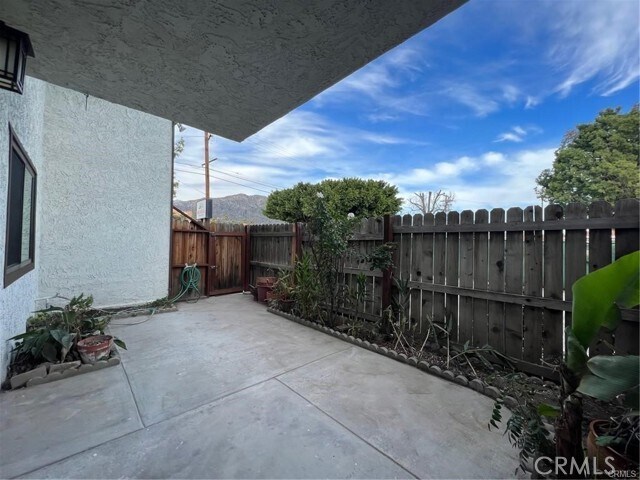 Building Photo - 1214 Huntington Dr