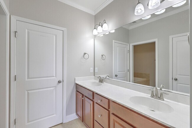 Building Photo - Spacious Mt. Pleasant Townhome!