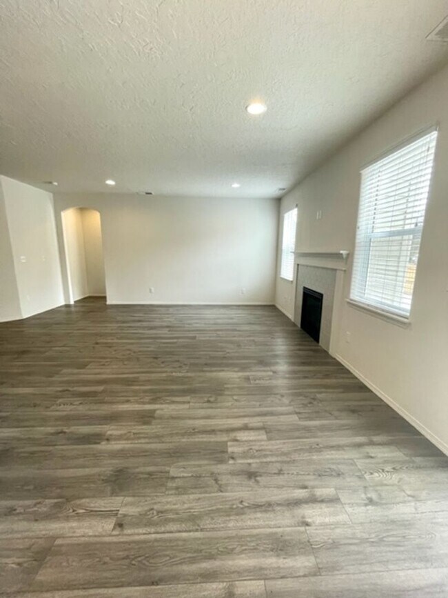 Building Photo - Beautiful like new 3 bedroom Hayden home in Prineville!