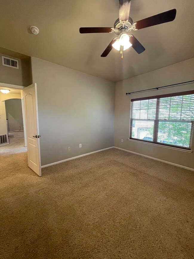 Building Photo - 2 bed/1 bath Townhome with Garage, Pool, Clubhouse
