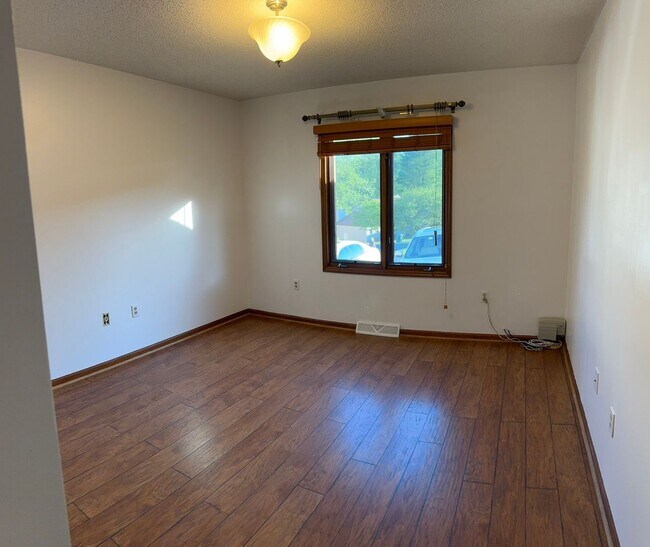 Building Photo - 1175 Pebble Dr