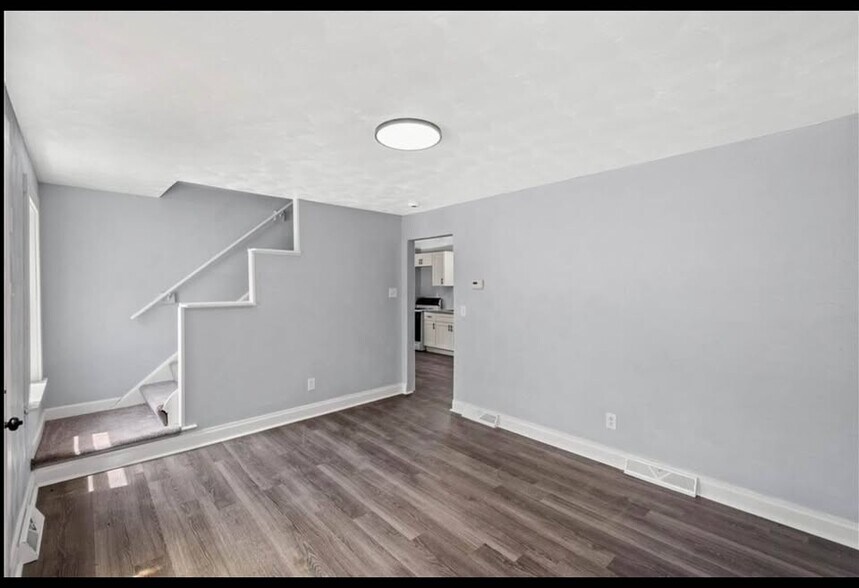 Building Photo - 716 5th Ave