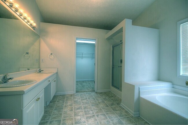 Building Photo - 3230 Kylay Ct NE