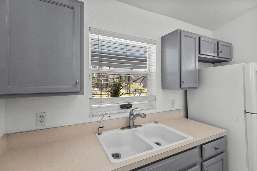 Building Photo - 3620 Candia Ave