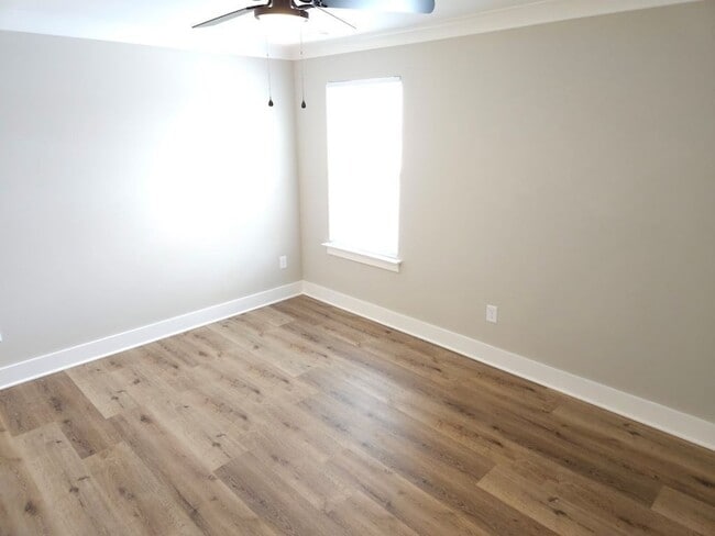 Building Photo - 719 Crestland Ave