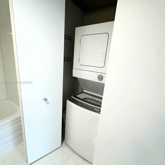 Building Photo - Southwest 1st Court, Miami, FL 33130 - 2 BR 2 BA condo