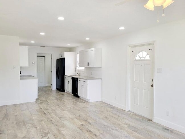 Building Photo - 9765 Montana Ct