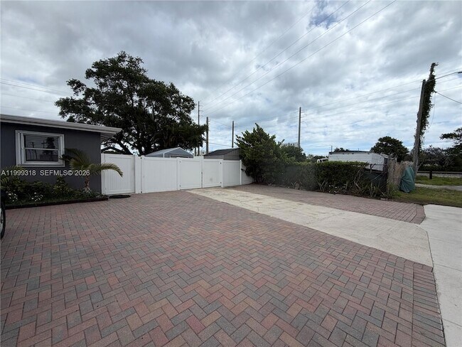 Building Photo - 414 SW 2nd Terrace