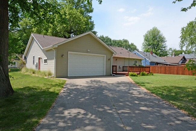 Building Photo - Spacious 5-Bed 3-Bath Home in South St. Paul - Available Now!