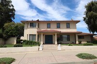 Building Photo - Beautiful Executive Home on the Golf Course