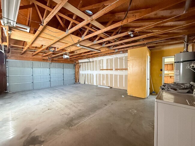 Building Photo - 3 bedroom Home on 2 Acres