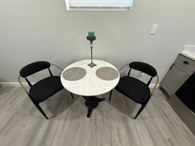 Building Photo - 1183 Chestnut St