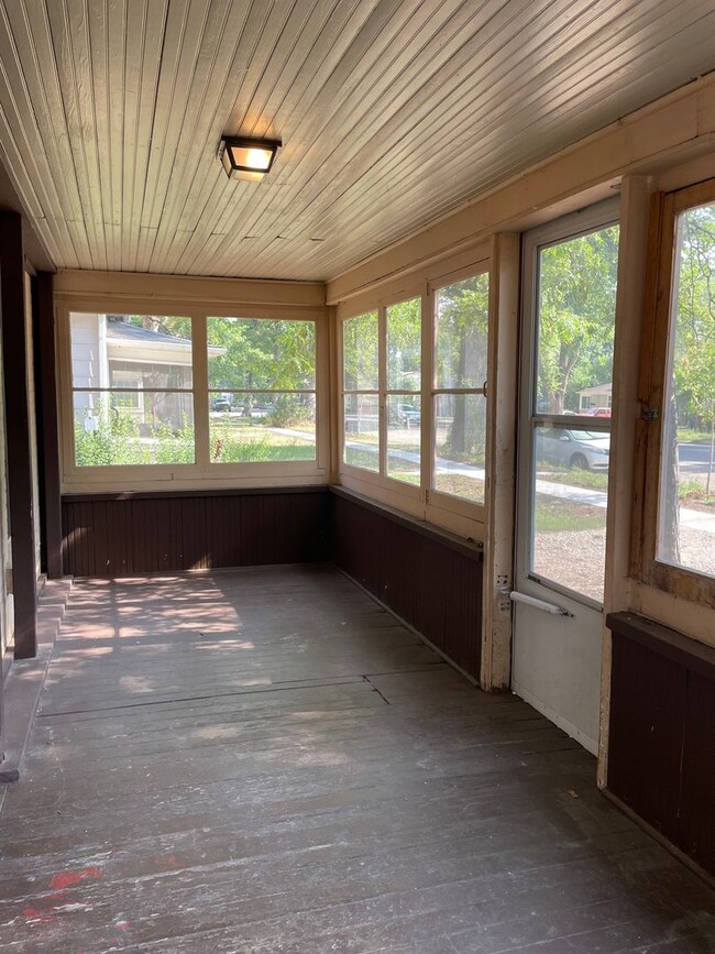 Building Photo - Cute 2 Bed 1 Bath Close to Old Town Fort C...