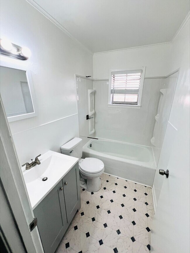 Building Photo - Remodeled 2 Bedroom Apartment
