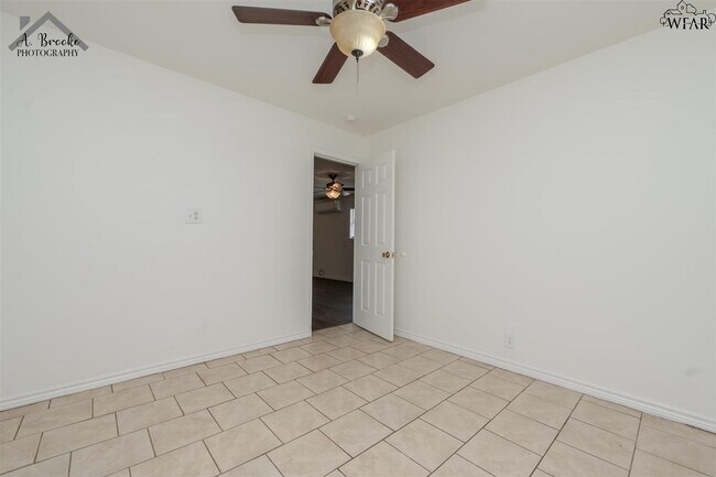 Building Photo - 410 W Pecan Ave