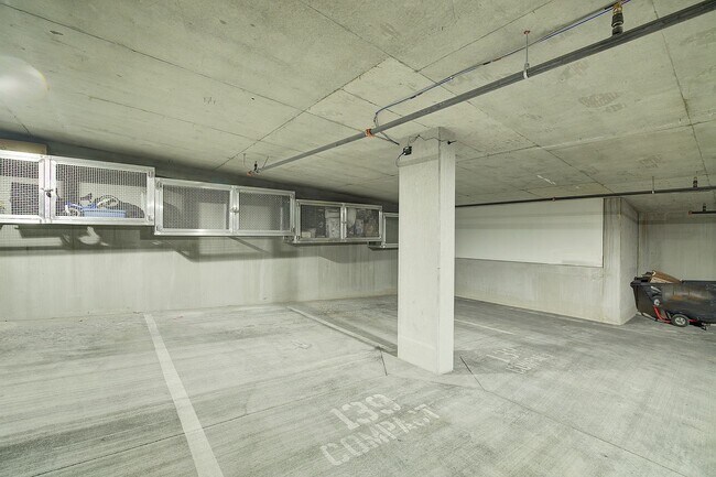 Building Photo - 0bd/1ba Kirkland Condo