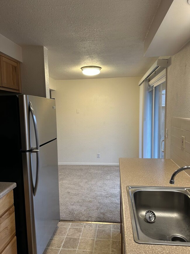 Building Photo - Beautifully updated 2 bed/1bath duplex in ...