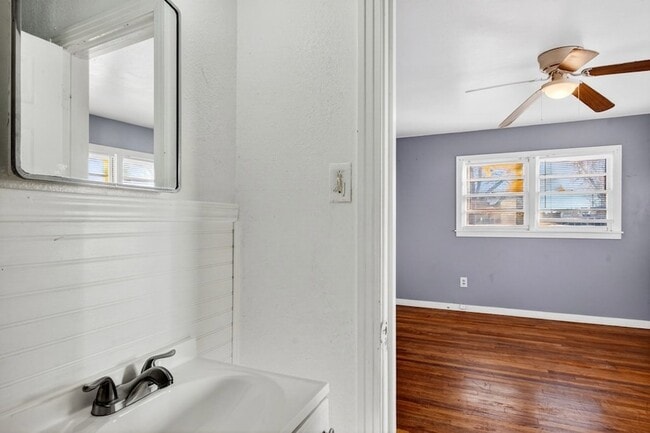 Building Photo - 2011 W 16th St