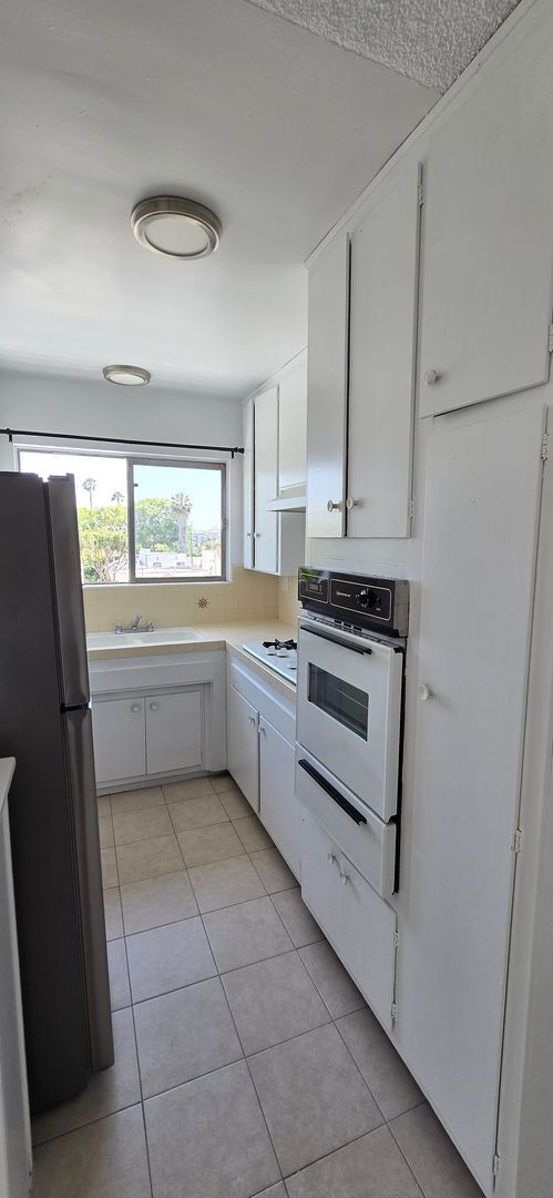 Building Photo - 1308 N Poinsettia Pl