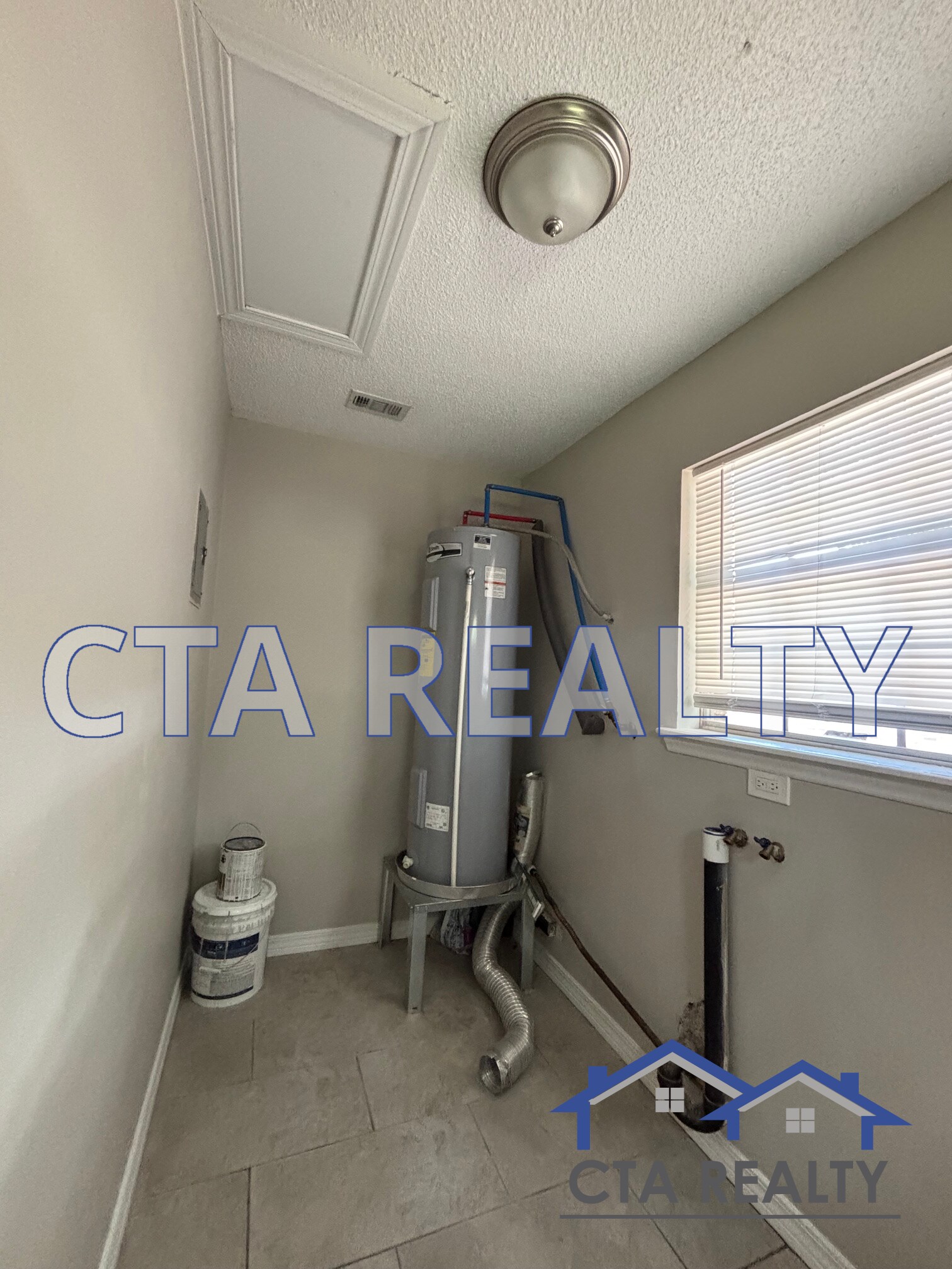 Building Photo - 604 Cypress Dr