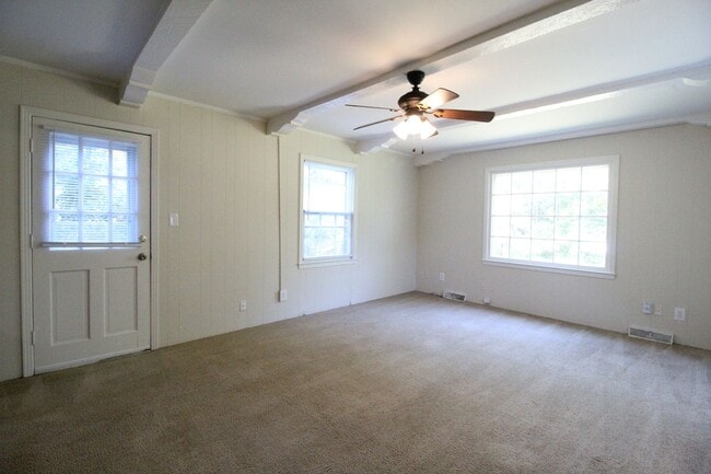 Building Photo - 2 Bedroom 1 Bath Home In Fairway