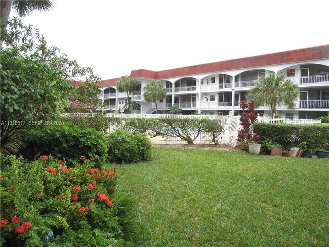 Building Photo - 581 Blue Heron Dr