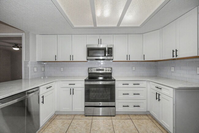 Building Photo - 4449 Foxboro Dr