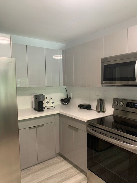 Building Photo - 10902 NW 83rd St