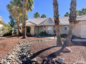 Building Photo - 3 bedroom 2 Bath Lakefront home in the des...