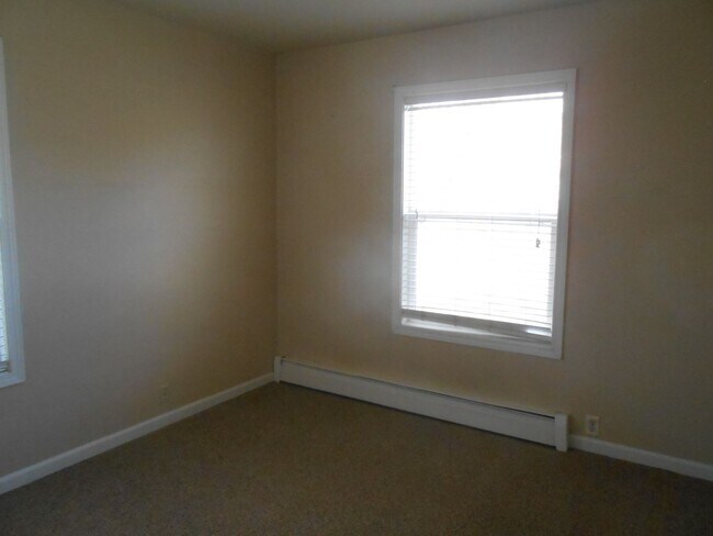 Building Photo - 2 Bed 1 Bath Apartment Near Lincoln Park