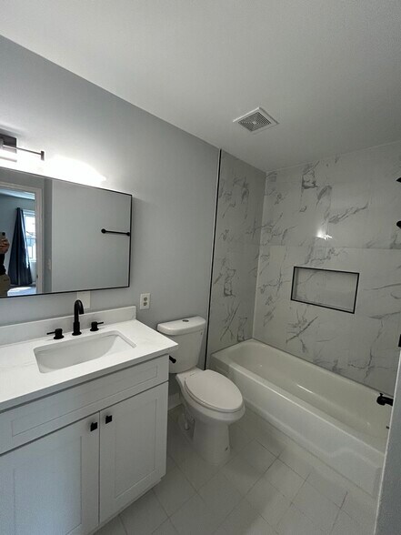 Building Photo - 430 Queens Rd