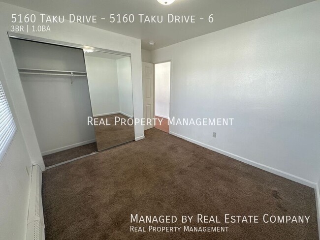 Building Photo - Three Bedroom One Bath Apartment Four Minu...