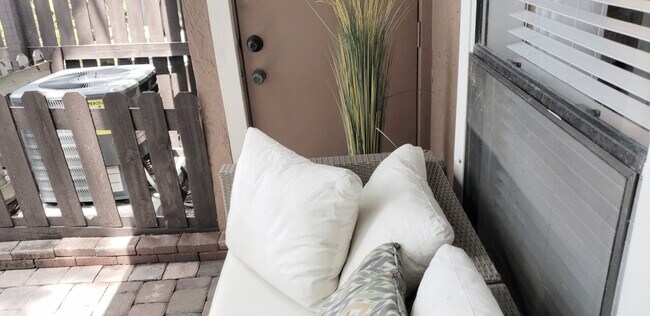 Building Photo - Beautiful  Furnished 1/1 condo x Rent  in Winter Park Next to Full Sail University !