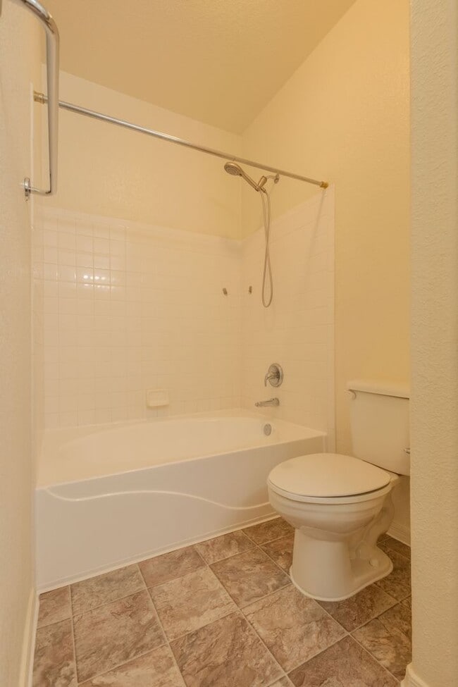 Building Photo - 3 Bedroom 2 Bathroom