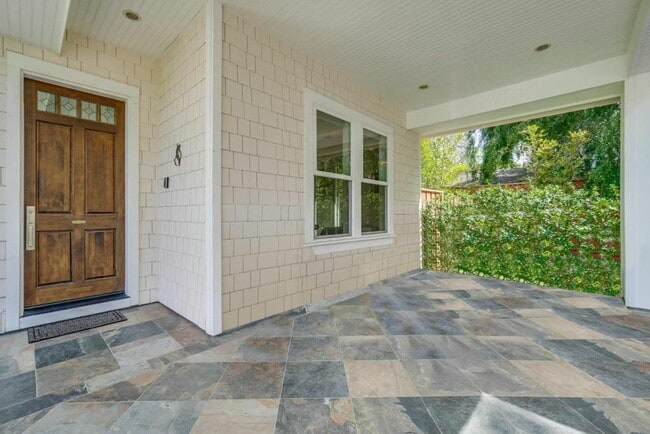 Building Photo - 557 Maple Ct