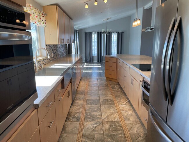 Building Photo - Sweeping Views of Cascade Valley